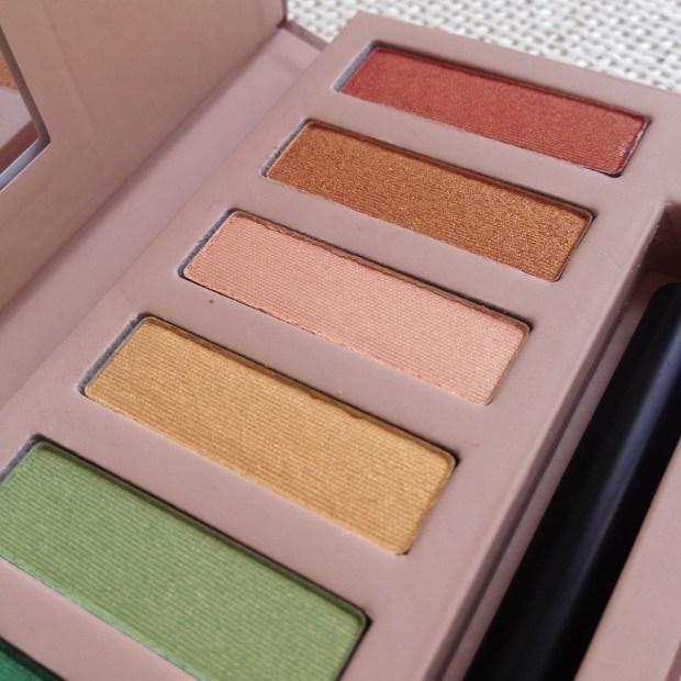 De haut en bas: cuivre pétillant / or vieilli / ivoire précieux / jaune pétillant / vert naturel