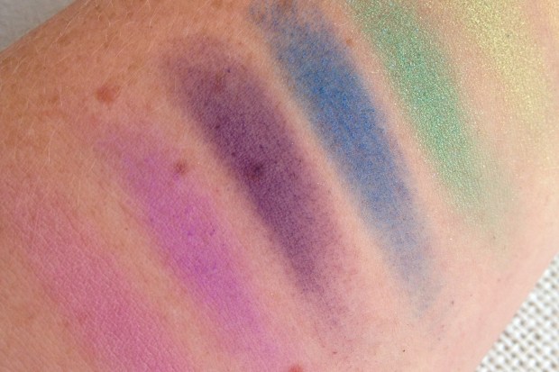 Seule la pigmentation des violets et roses laissent à désirer! Pas grâve, je travaillerais la matière!