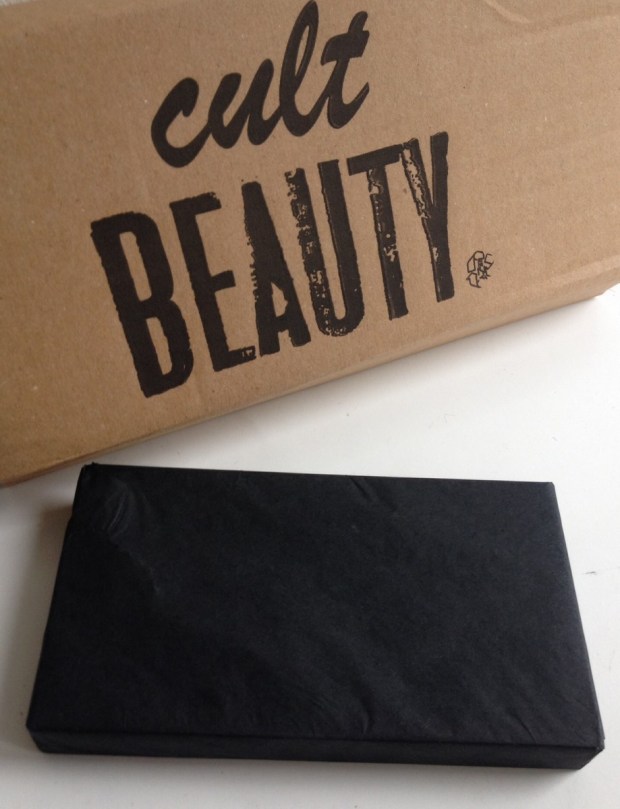 Joli petit colis emballé en mode auto cadeau dans un papier de soie noir! Chic non?