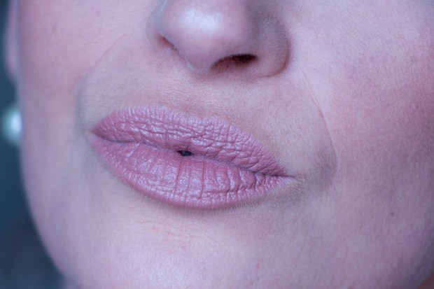 rose-gold-lipstick-chauffeur-makeup-revolution-swatch