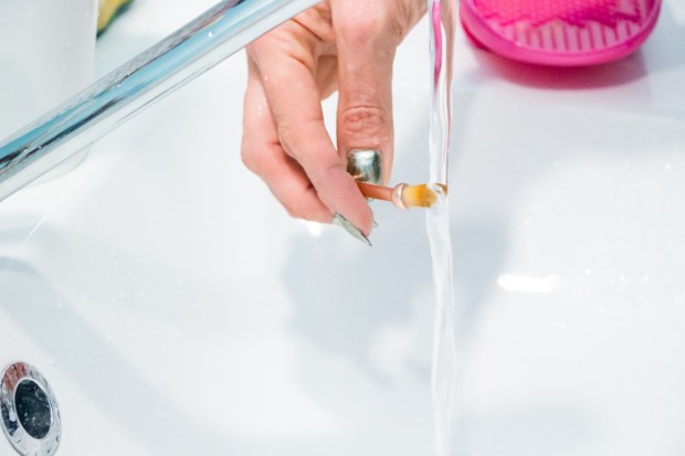 brush-oval-flat-eye-makeup-revolution