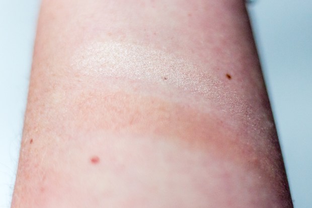 charlotte-tilbury-bronze-glow-swatch