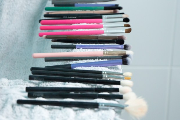 how-to-clean-makeup-brush