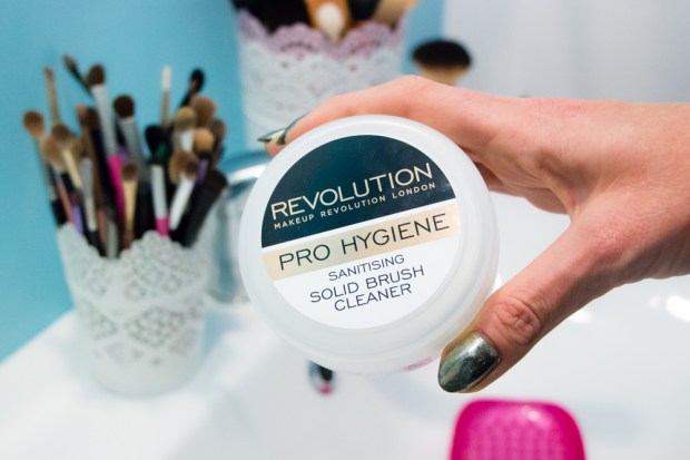 makeup-revolution-solid-brush-cleaner