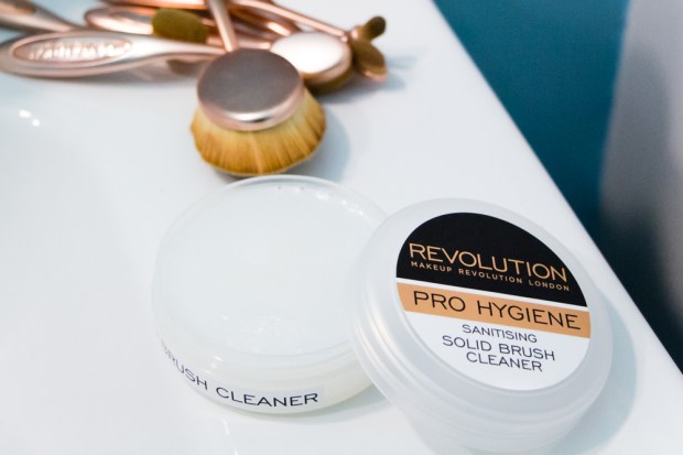 savon-nettoyant-pinceaux-makeup-revolution