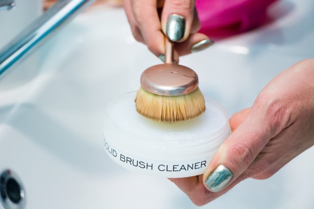 test-solid-brush-cleaner-makeup-revolution
