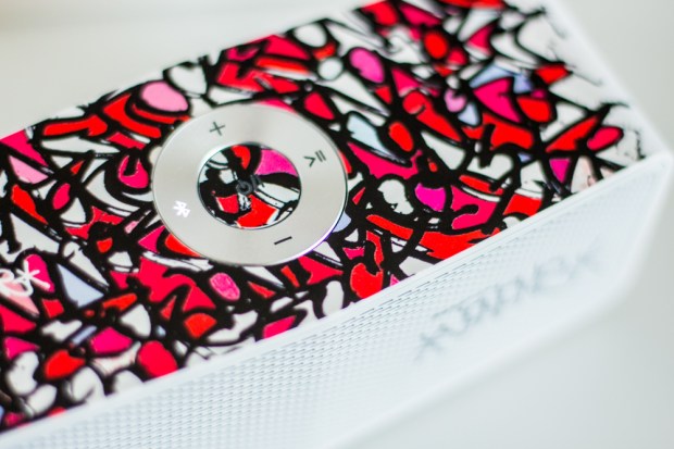 lg-art-series-52-color-waves-by-jonone-speaker