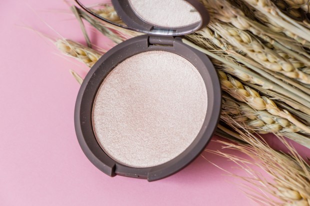 becca-opal-shimmering-skin-perfector-enlumineur-poudre