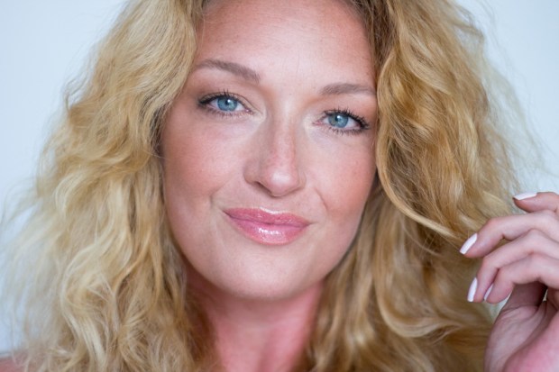 summer-makeup-look-bronzer-marc-jacobs