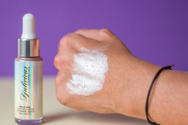 drop-and-glow-highlighter-djulicious-cosmetics-swatch-zoom