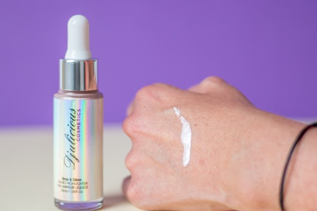 drop-and-glow-highlighter-djulicious-cosmetics-swatch
