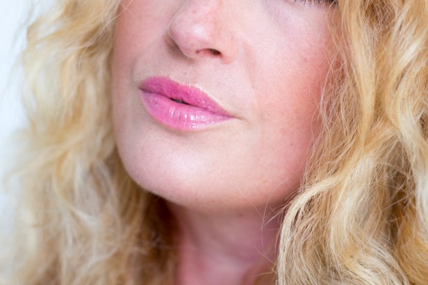 huile-confort-eclat-minute-clarins-teinte-candy-swatch