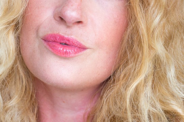 huile-confort-eclat-minute-clarins-teinte-tangerine-swatch