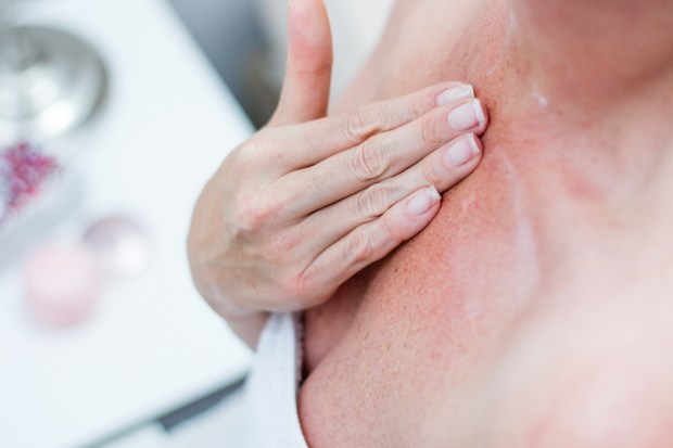 creme-de-beaute-lifting-cou-decollete-dr-pierre-ricaud-application