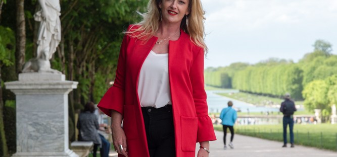 mode-curvy-veste-rouge-mom-jeans