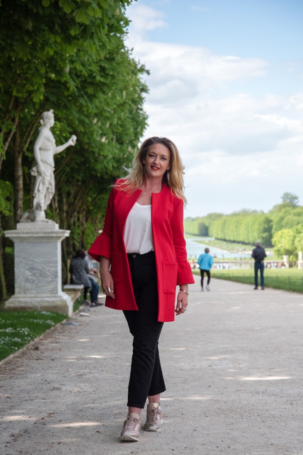 mode-curvy-veste-rouge-mom-jeans