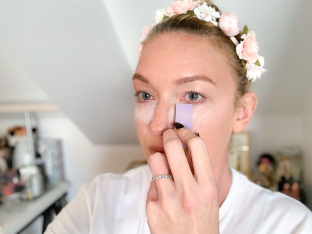 maquillage avec l'anti cernes embryolisse