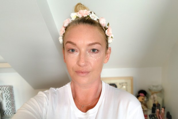 application du soin correcteur anti cernes beige embryolisse