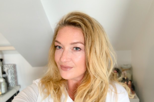 Se maquiller avec le soin correcteur anti cernes embryolisse