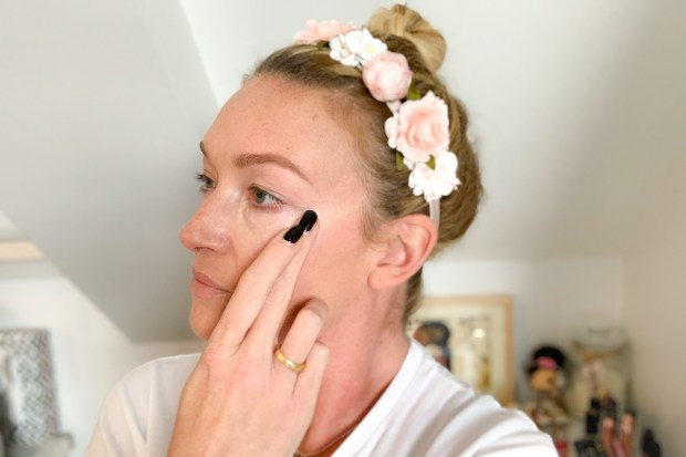 application du soin correcteur embryolisse illuminant