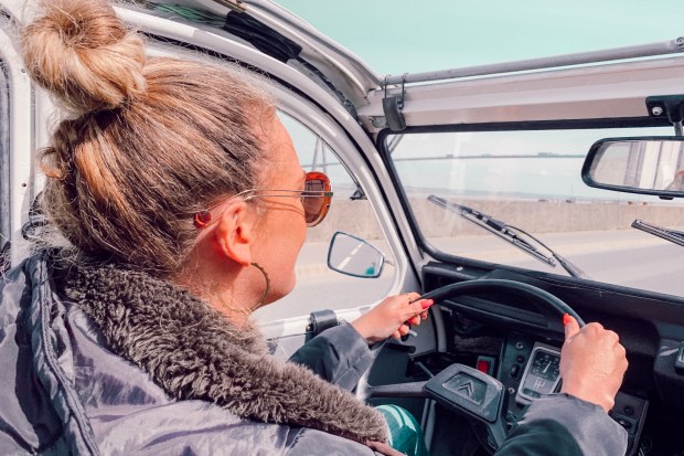 Conduire une 2CV en Normandie