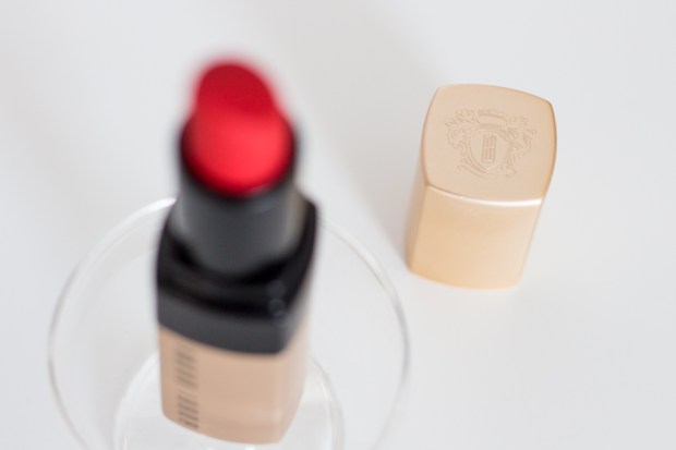 Packaging et détails du rouge à lèvres bobbi brown